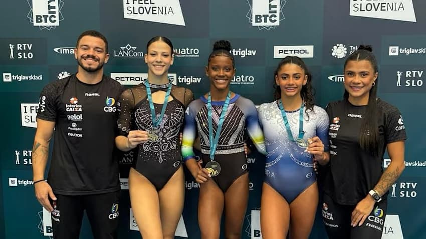 Julia Coutinho e Gabriela Bouças no pódio da Copa do Mundo