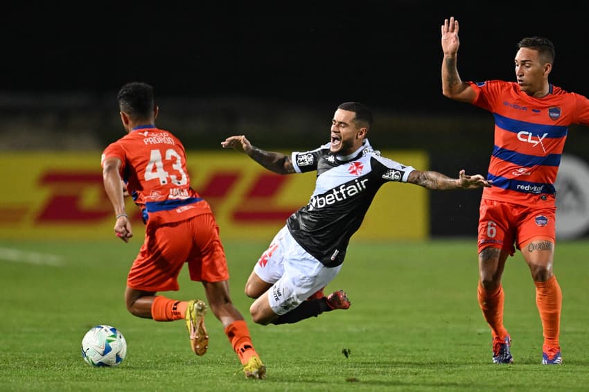 Coutinho na derrota do Vasco pelo Puerto Cabello
