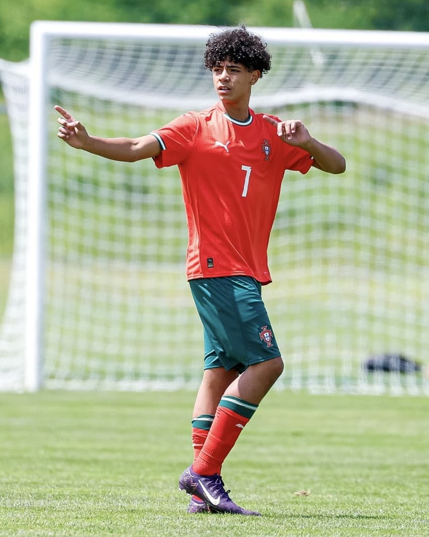 Cristiano Ronaldo Júnior em ação pela seleção sub-15 de Portugal (Foto: Reprodução/Cristiano Ronaldo)