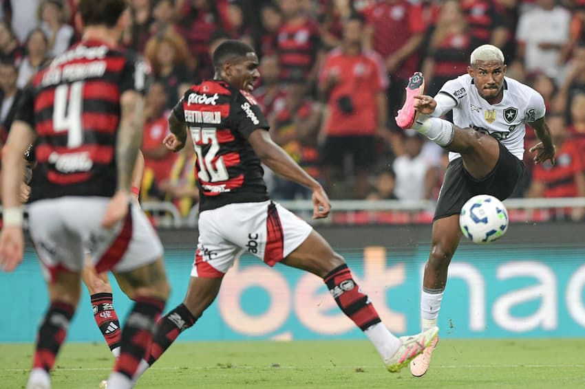 Cuiabano chuta de trivela em Flamengo x Botafogo