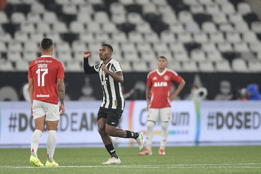 Cuiabano comemora gol na goleada do Botafogo sobre o Internacional (Foto: Thiago Ribeiro/AGIF)