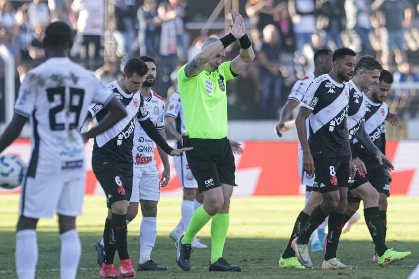 Daronco durante partida entre Operario e Vasco