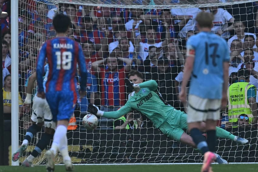 Dean Henderson defende cobrança de pênalti de Marmoush em Crystal Palace x Manchester City