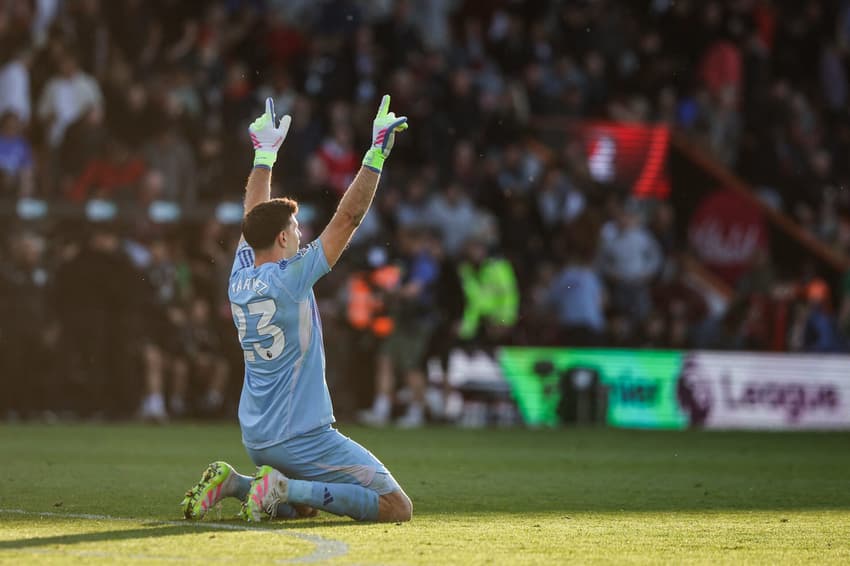 Dibu Martínez em jogo entre Bournemouth e Aston Villa, pela Premier League