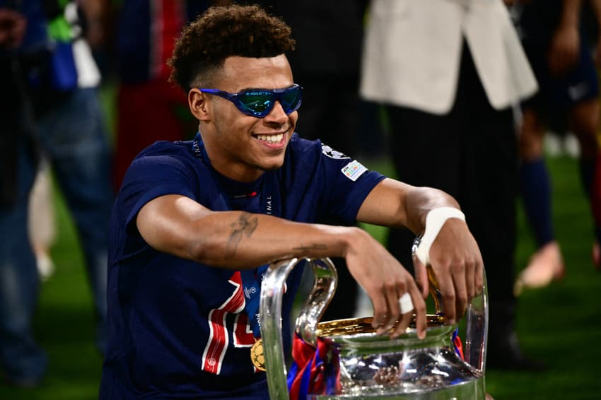 Doué posa para foto com troféu da Champions League do PSG