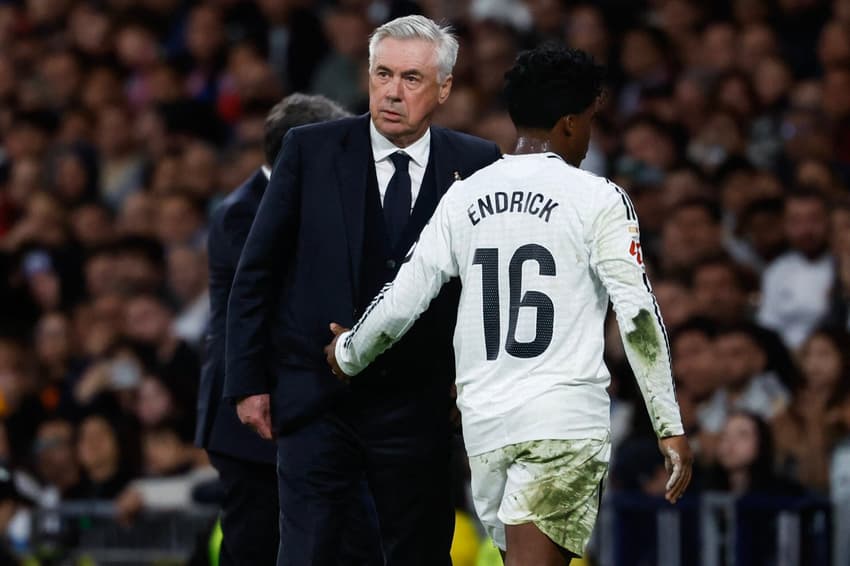 Endrick cumprimenta Ancelotti ao ser substituído em Real Madrid x Mallorca, pela La Liga