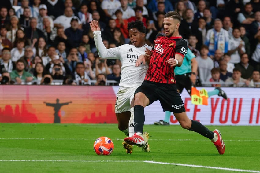 Endrick disputa bola com defensor em Real Madrid x Mallorca