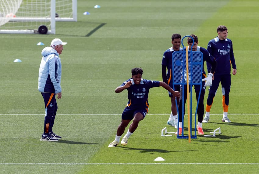 Endrick sendo observado por membro da comissão de Ancelotti em treino