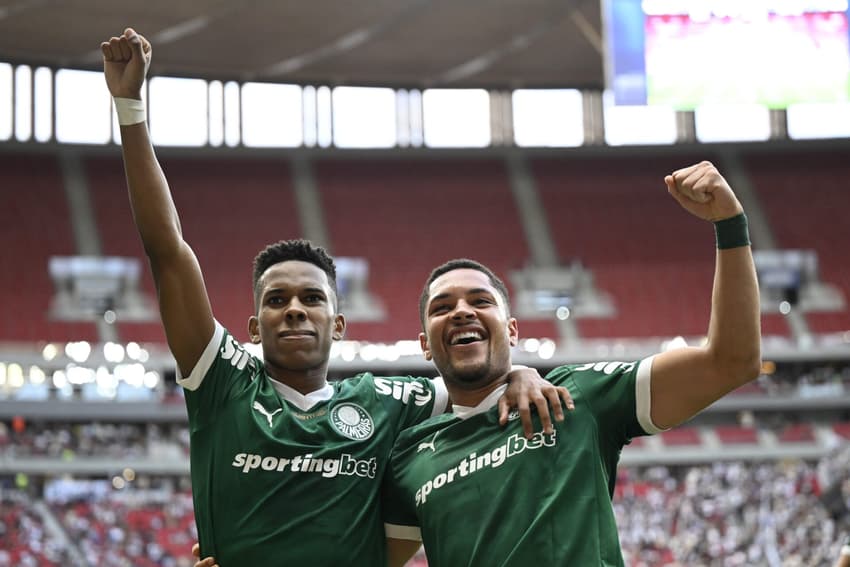 Estevão e Vitor Roque comemoram o gol do Palmeiras sobre o Vasco