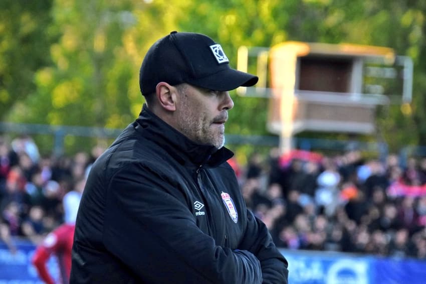 Ex-Barcelona, Víctor Valdés acompanha jogo do Real Ávila