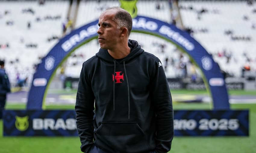 Felipe, treinador do Vasco, concede entrevista coletiva