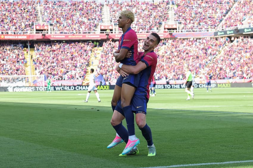 Ferran Torres abraça Lamine Yamal na comemoração do gol do Barcelona sobre o Real Madrid