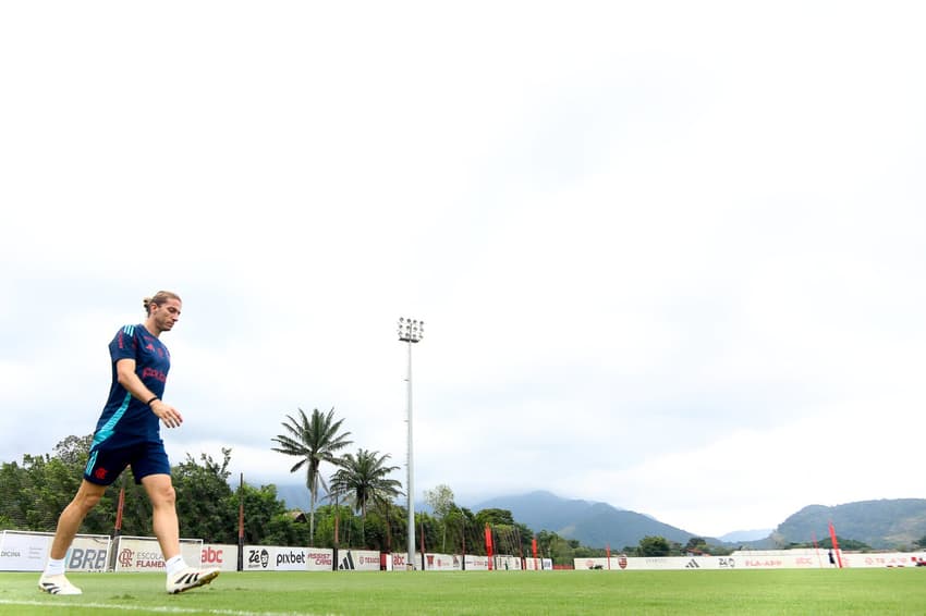 Filipe Luís, do Flamengo, em treino antes de jogo contra o Palmeiras