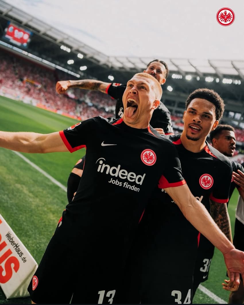 Momento em que jogadores comemoram pelo resultado positivo (Foto: Reprodução/ Redes Sociais)