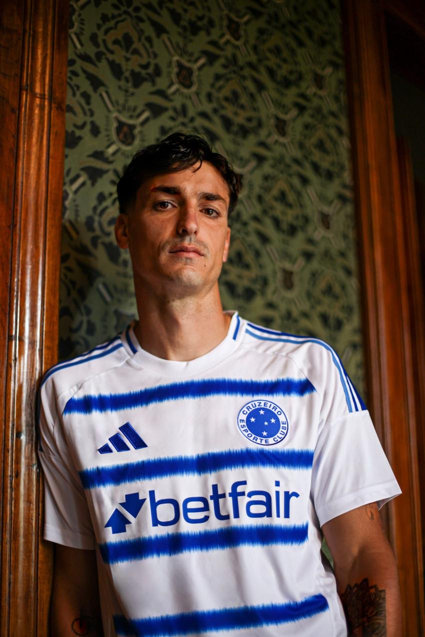 Atacante Dinenno com camisa branca do Cruzeiro (Foto: Divulgação/Cruzeiro)