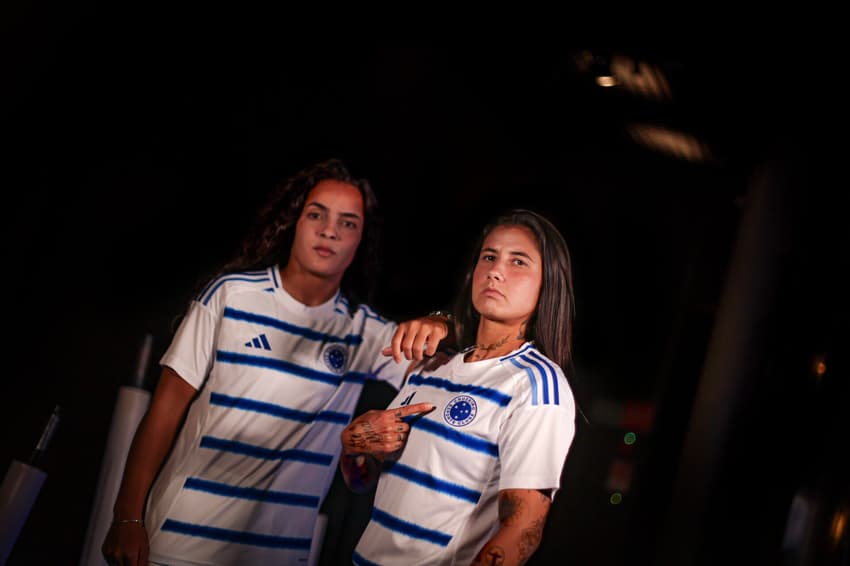 Gaby Soares e Isa Chagas com a camisa branca do Cruzeiro (Foto: Divulgação)