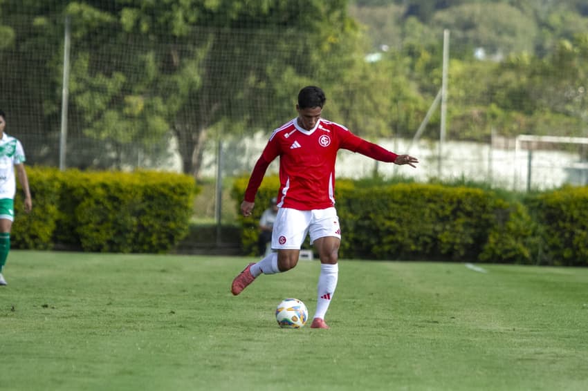 Gustavo Santos, meia da base do Internacional