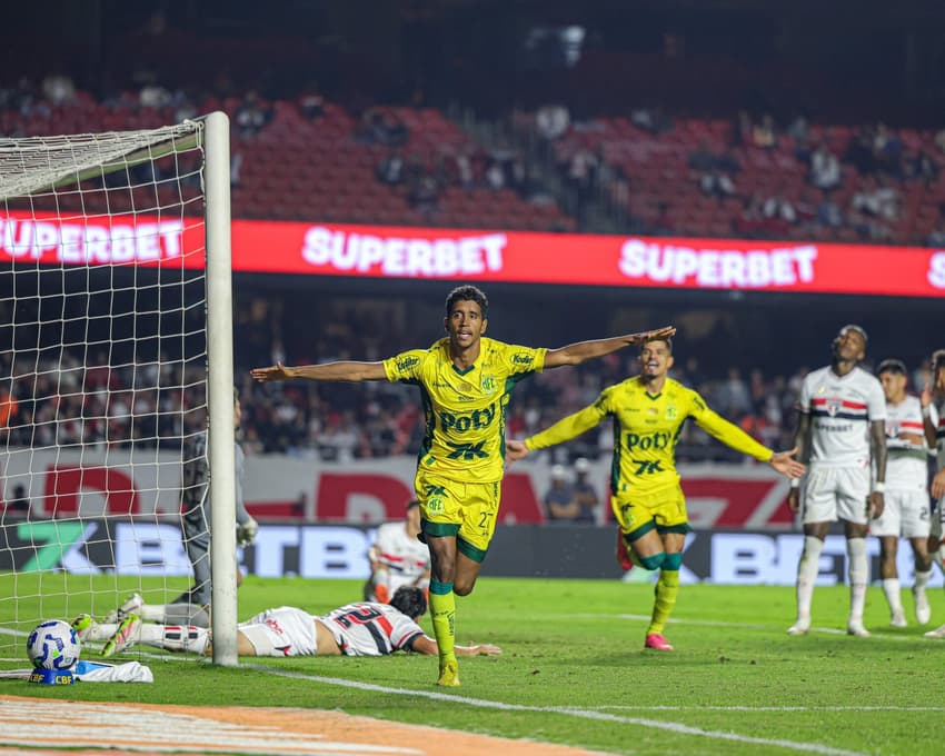 Gabriel comemorando um dos gols do Mirassol (Foto: JP Pinheiro/Agência Mirassol)