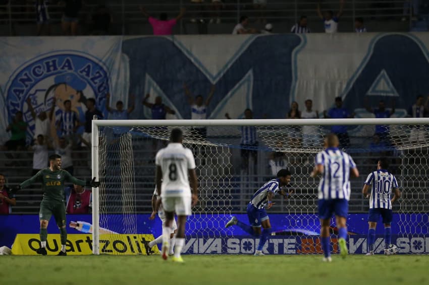 Grêmio perdeu para o CSA de virada, por 3 a 2, pela Copa do Brasil. (Foto: Marlon Costa/AGIF)
