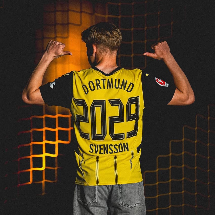 Daniel Svensson exibe camisa com data de novo contrato com o Borussia Dortmund