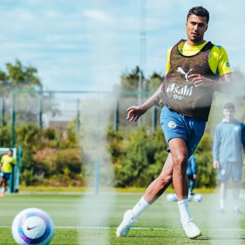 Rodri treina com bola pelo Manchester City