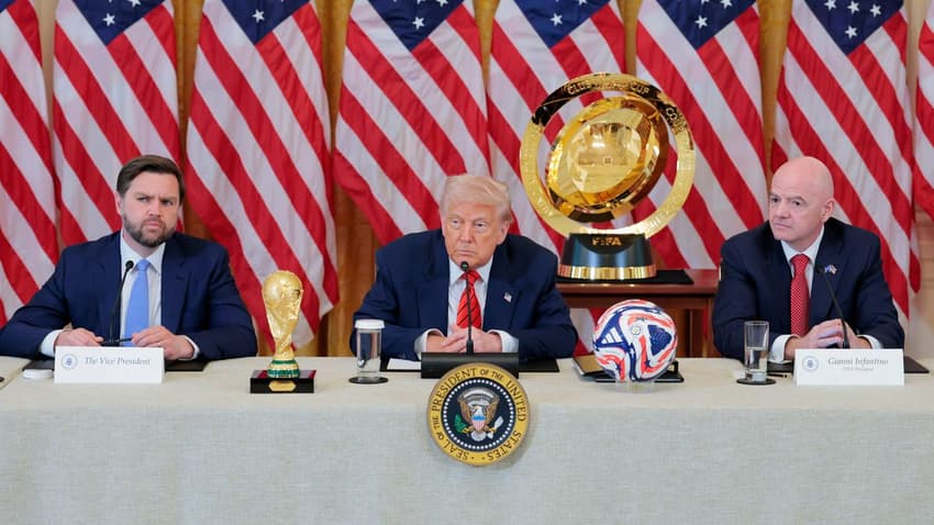 James David Vance, Donald Trump e Gianni Infantino em evento na Casa Branca