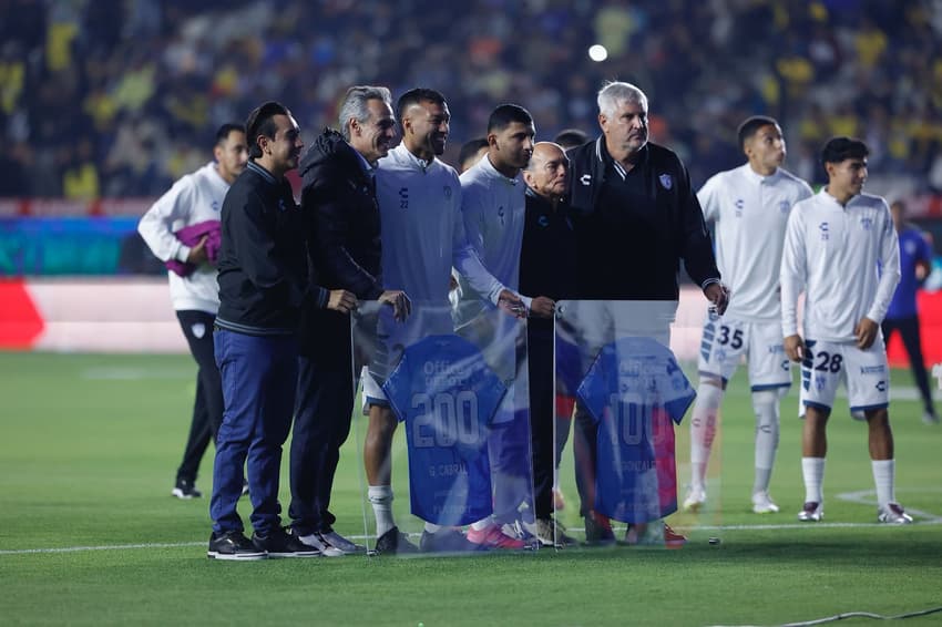 Gustavo Carbal é homenageado pelos 200 jogos no Pachuca
