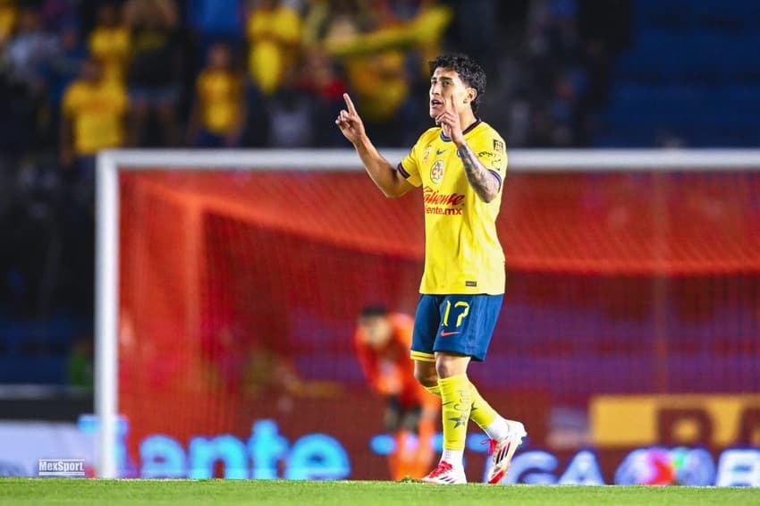 Álex Zendejas comemora gol pelo América do México
