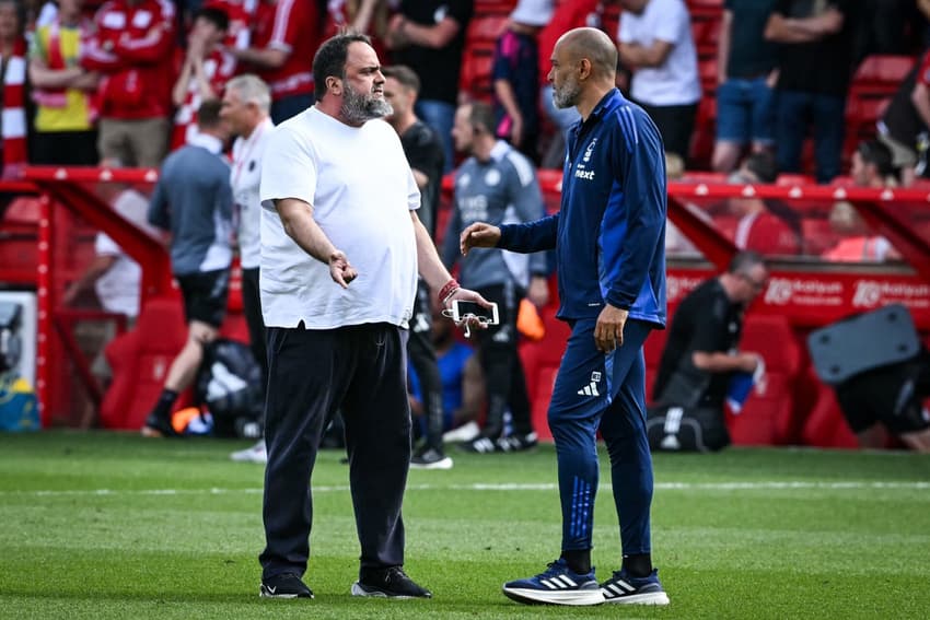 Marinakis discutindo com Nuno Espirito Santo após o empate entre Nottingham Forest e Leicester City (Foto: Divulgação/X)