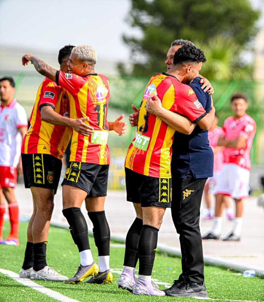 Jogadores do Espérance comemoram vitória