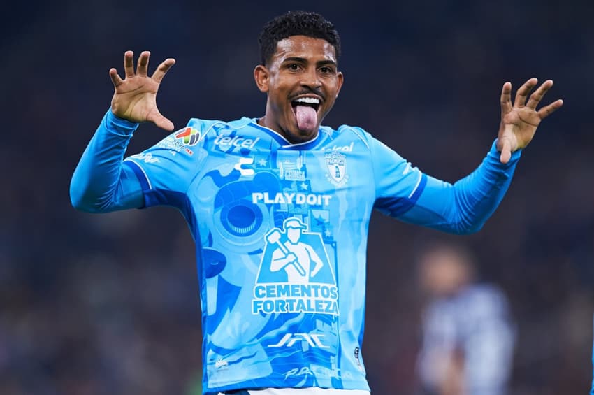 John Kennedy comemora gol pelo Pachuca