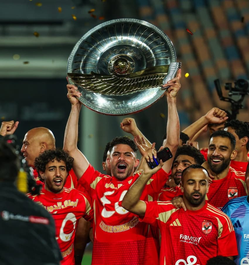 Jogadores do Al-Ahly com o troféu do Campeonato Egípcio