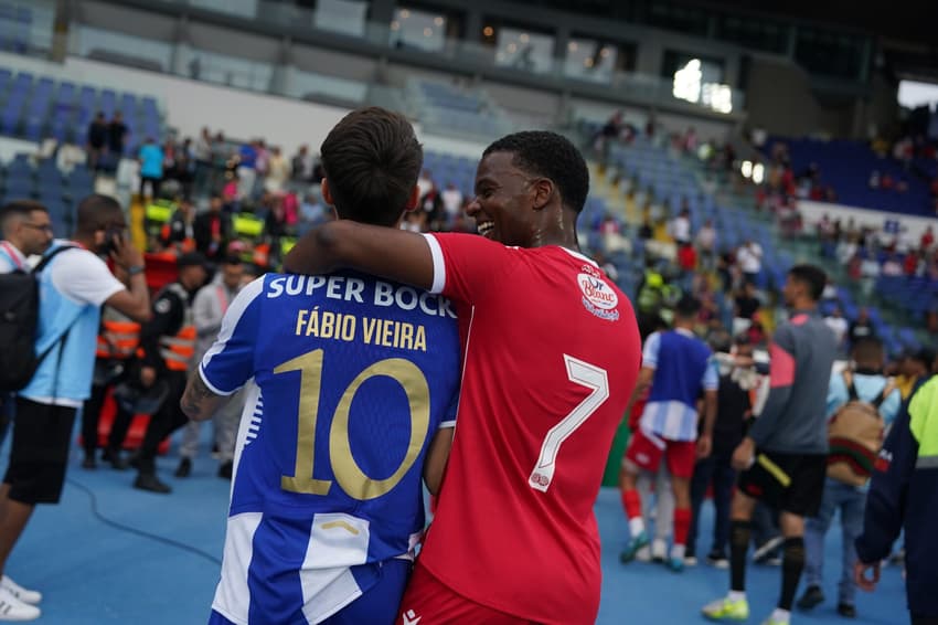 Jogadores de Porto e Wydad Casablanca se abraçam após amistoso pré-Mundial de Clubes