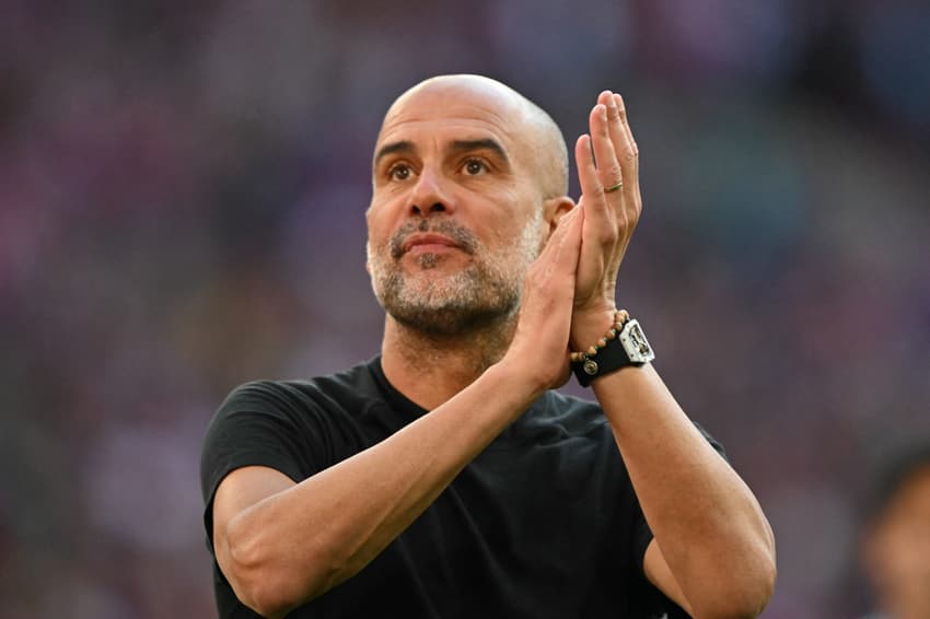 Guardiola aplaude jogo entre Manchester City e Crystal Palace, na final da FA Cup