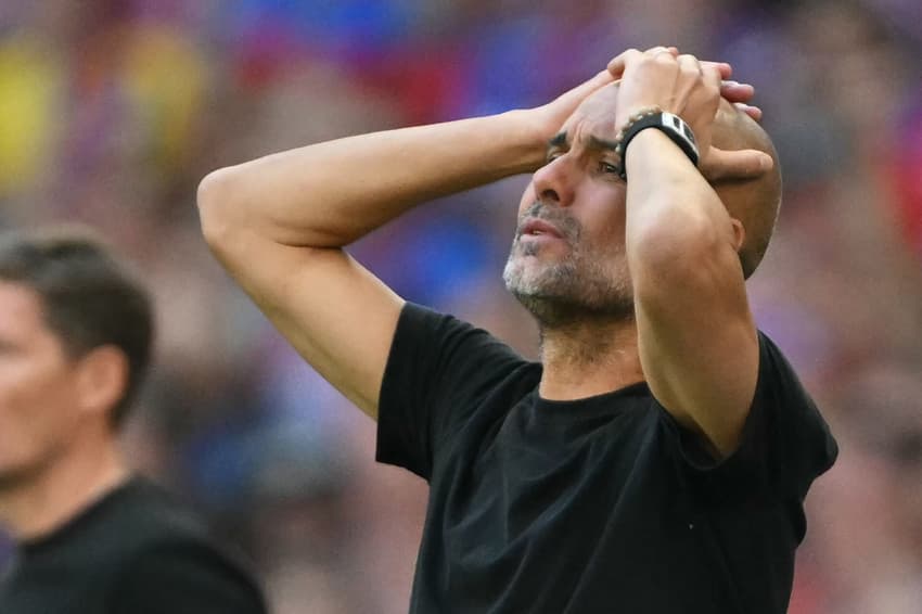 Guardiola coloca as mãos na cabeça durante derrota do Manchester City para o Crystal Palace