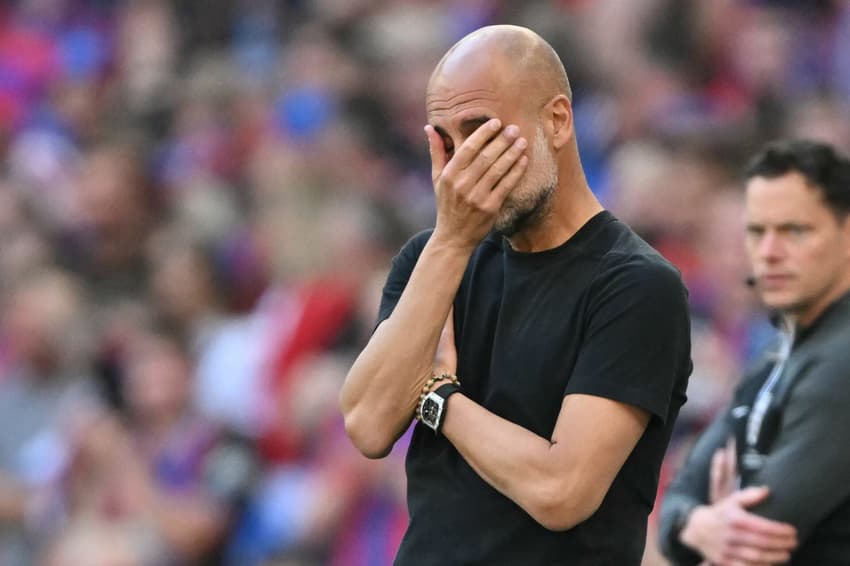 Guardiola lamenta derrota do Manchester City para o Crystal Palace na final da Copa da Inglaterra. Treinador foi comparado com Abel Ferreira, do Brasileirão (Foto: Glyn Kirk/AFP)