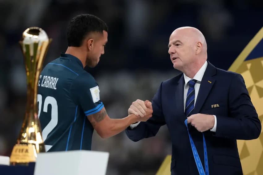 Gustavo Cabral com Gianni Infantino no Mundial de 2024