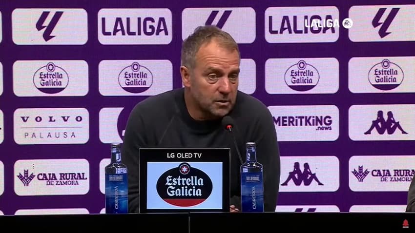 Hansi Flick em coletiva de imprensa após vitória do Barcelona sobre o Real Valladolid, por La Liga (Créditos: reprodução/La Liga)