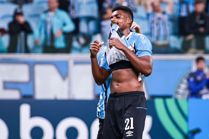 Jemerson lamenta durante empate do Grêmio com o Godoy Cruz. (Foto: Maxi Franzoi/AGIF)