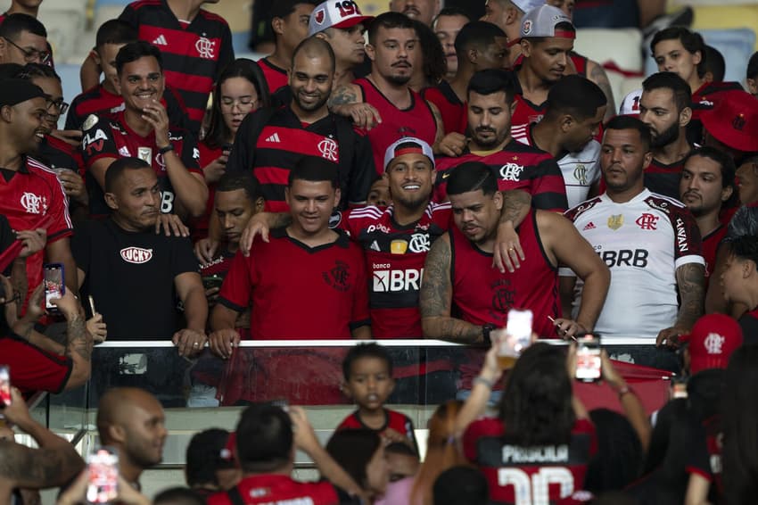 João Gomes, ex-jogador do Flamengo, na arquibancada, antes da partida contra o Deportivo Táchira, no estádio do Maracana, pela Copa Libertadores 2025 (Foto: Jorge Rodrigues/AGIF)