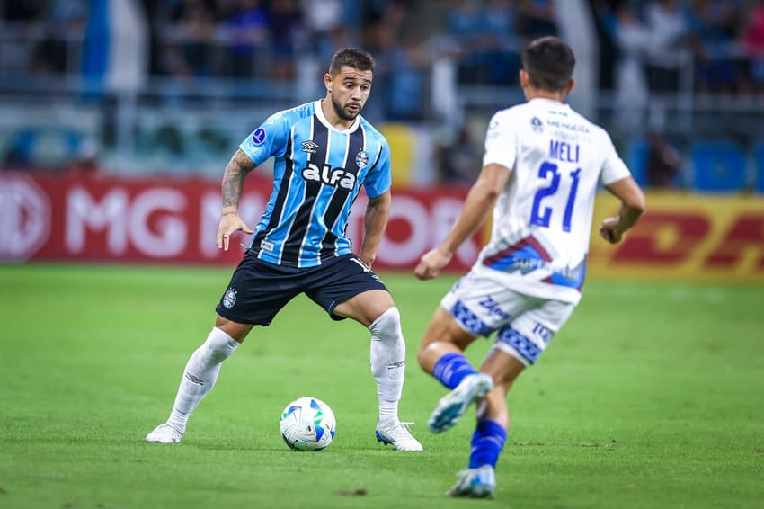 João Pedro com a bola no empate do Grêmio com o Godoy Cruz. (Foto: Lucas Uebel/Grêmio FBPA)