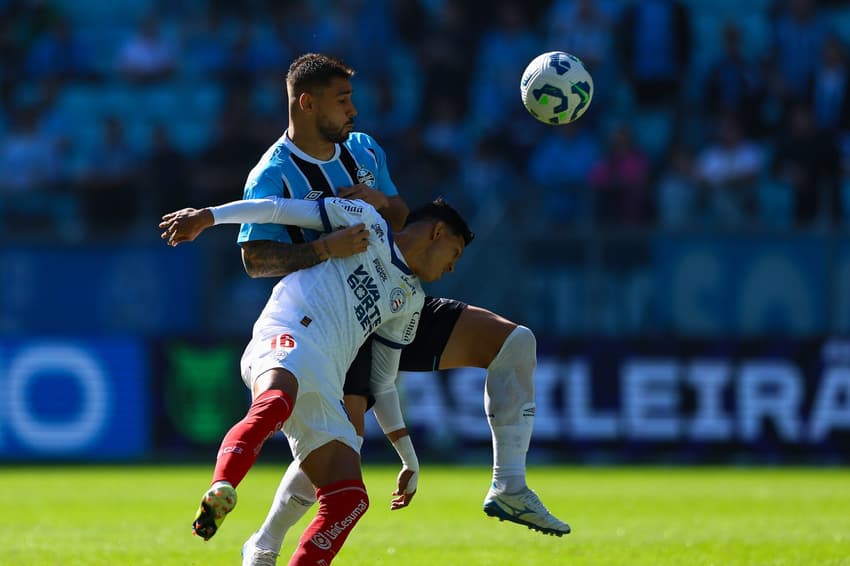 João Pedro em disputa de bola na vitória do Grêmio sobre o Bahia. (Foto: Lucas Uebel/Grêmio FBPA)