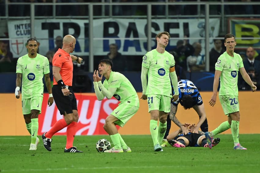Jogadores do Barcelona reclamam com Marciniak durante jogo contra a Inter, pela Champions League