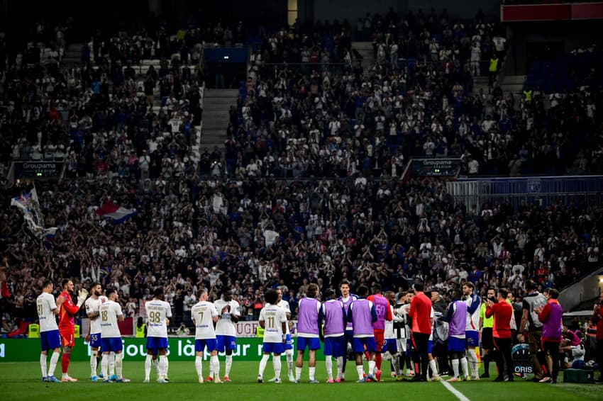 Jogadores do Lyon com a torcida ao fim do jogo contra o Angers, pela Ligue 1