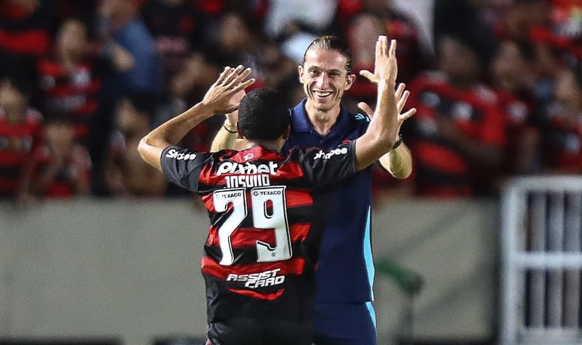 Joshua celebra gol pelo Flamengo com Filipe Luís (Foto: Gilvan de Souza/Flamengo)