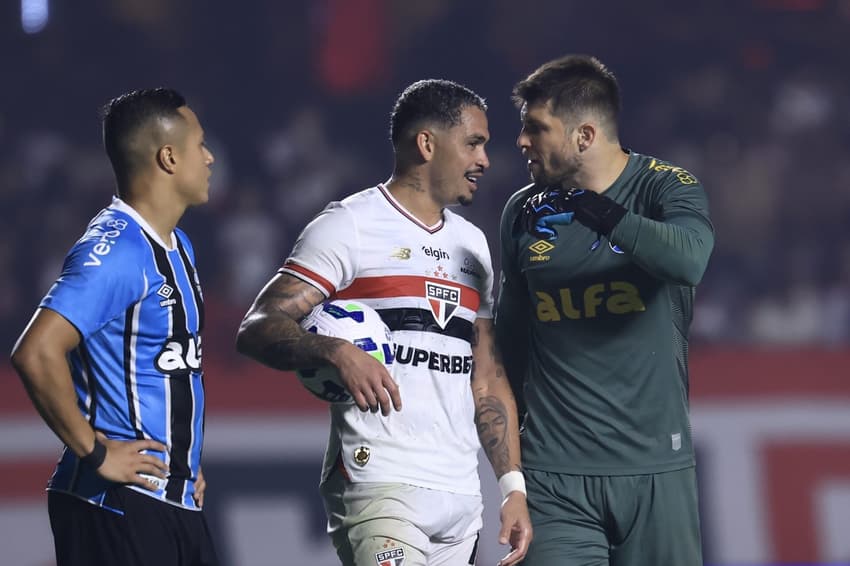 Luciano conversa com jogadores do Grêmio após cavar pênalti para o São Paulo. (Foto: Marcello Zambrana/AGIF)