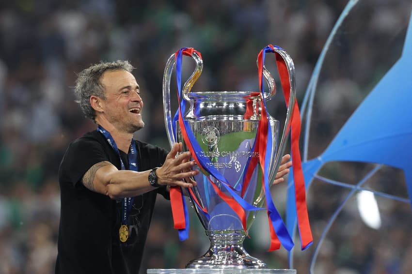 Luis Enrique ao lado da taça da Champions League vencida pelo PSG