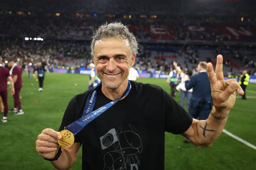 Luis Enrique comemora título do PSG na Champions League com camisa em homenagem à filha falecida em 2019
