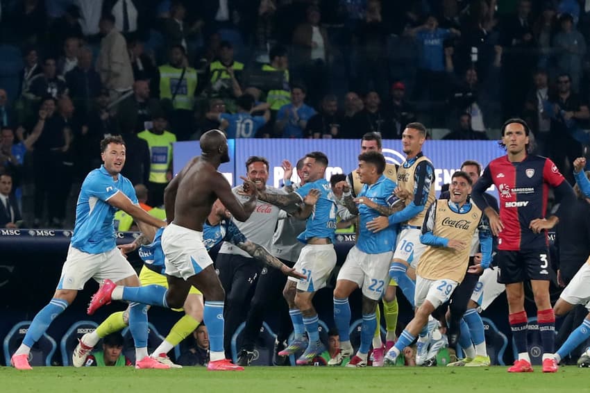Lukaku comemora segundo gol do Napoli sobre o Cagliari pelo título do Campeonato Italiano