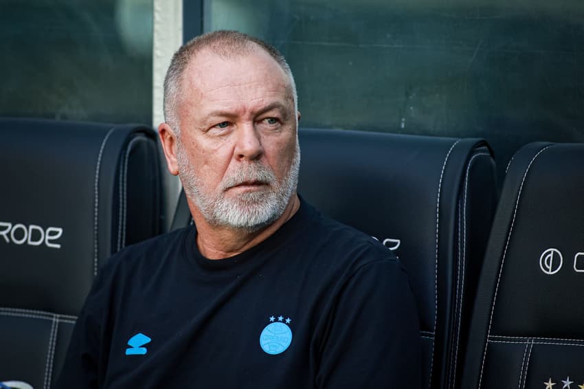 Mano Menezes antes do jogo entre Grêmio e Santos, pelo Campeonato Brasileiro. (Foto: Maxi Franzoi/AGIF)